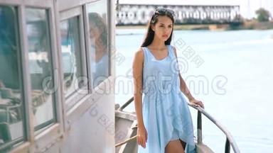 在旧船尾的年轻女孩。 在商船上摆姿势的女孩。 布鲁内特在船上。 肖像